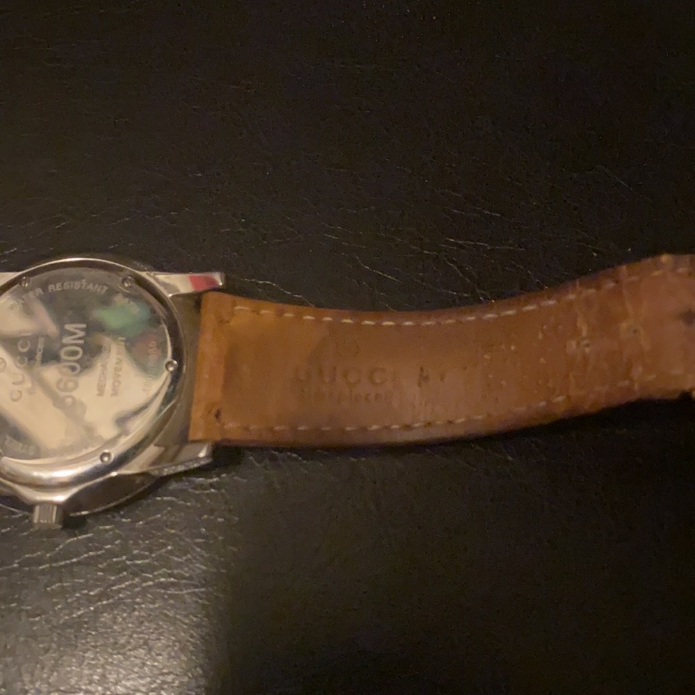 Gucci Watch needs new band and battery but works - Picture 3 of 3